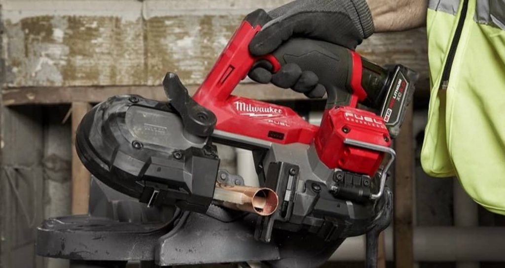 Milwaukee M12 2529-21XC in action