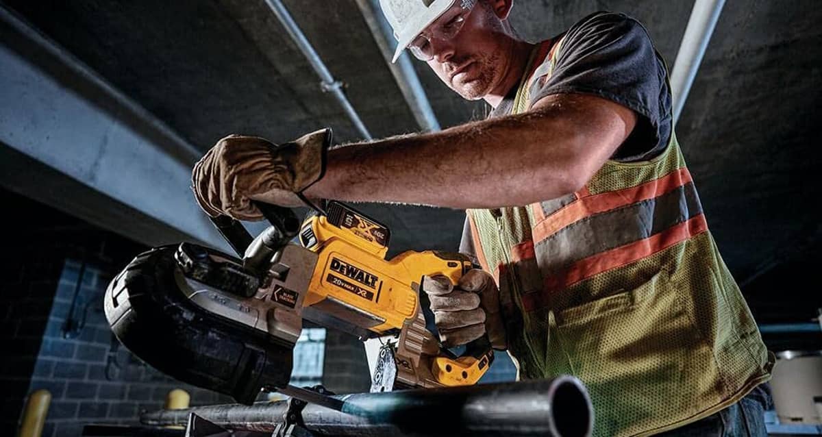 Dewalt DCS376B in action